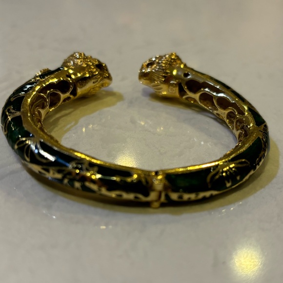 Vintage Lion Head ring and matching bracelet with emerald green enamel accents. - Picture 7 of 13
